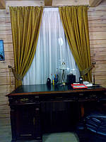 Золотистые шторы с подвязками из бархата 