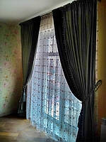 Прямые плотные шторы с подвязками и тюлем