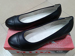 Жіночі туфлі з натуральної шкіри на невисокій танкетці МЗС 21339 чорні.