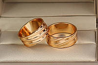 Обручальное кольцо Xuping Jewelry тесненные косые полоски 8 мм  р 16,17,22 золотистое