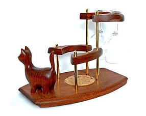 Мінібар — підставка для вина зі статуеткою Кіт