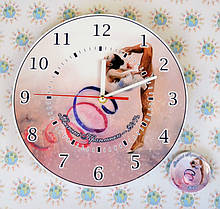 Приятным дополнением к часам может стать значок или магнит в таком же стиле. Его можно положить в коробку с часами. 
