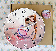 Настенные часы упаковываются в коробочки и складываются в большие короба для транспортировки.