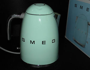 Пастельно-зелений чайник Smeg KLF03PGEU
