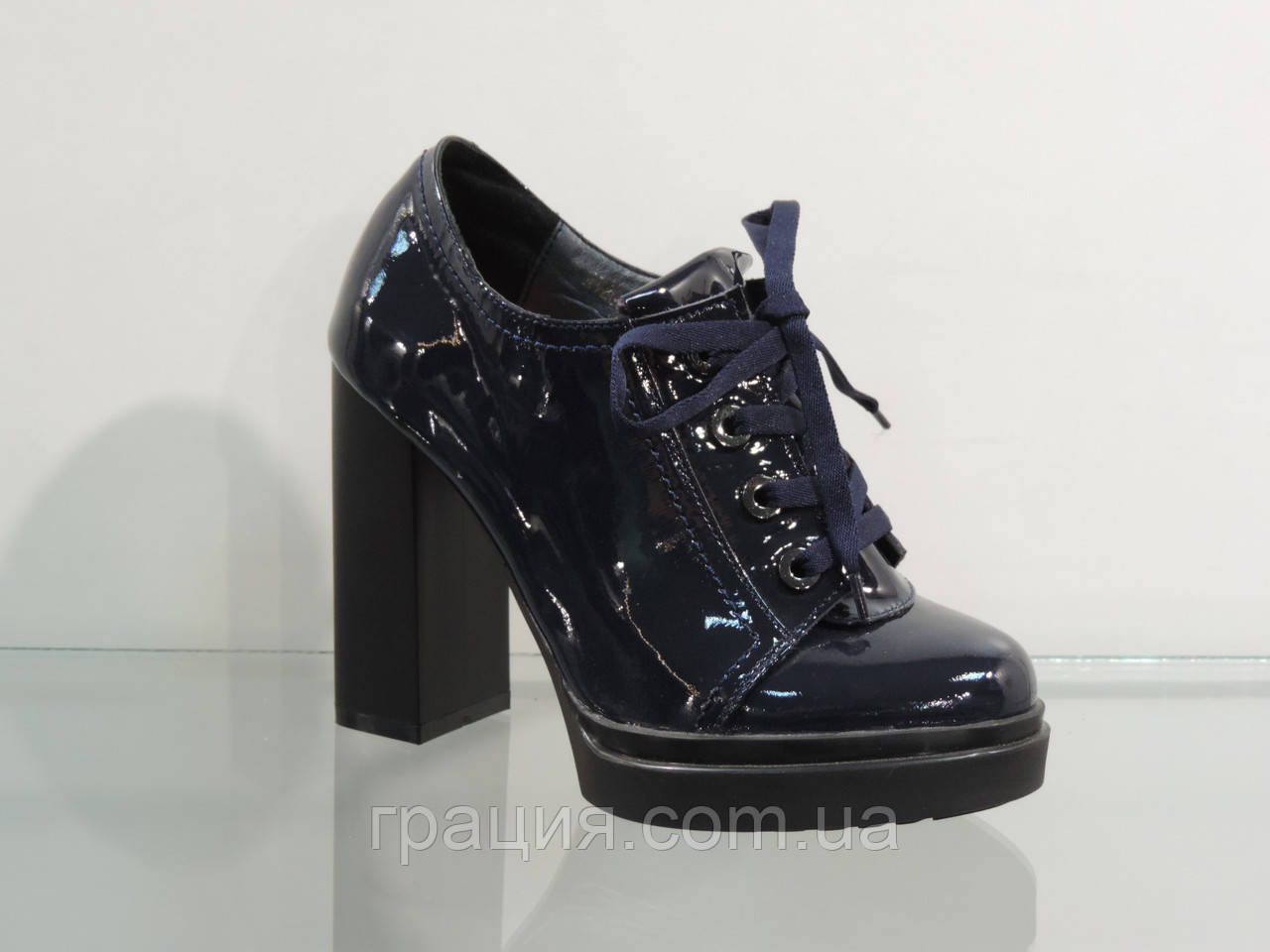 Модні лакові-натуральні туфлі на високих підборах темно-сині зі шнурівкою