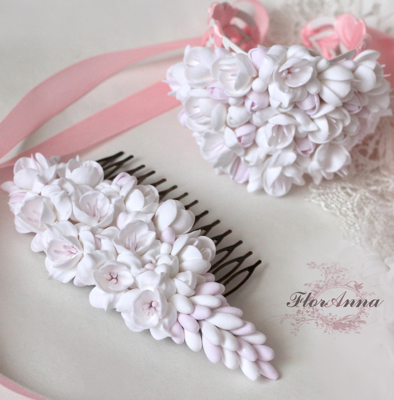 "Біло-рожеві фрезії"(гребінь+широкий браслет) Комплект авторських весільних прикрас.