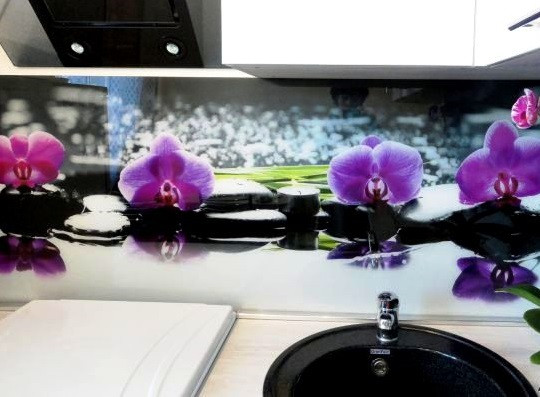 Декоративна панель зі скла із зображенням квітів фіолетової орхідеї