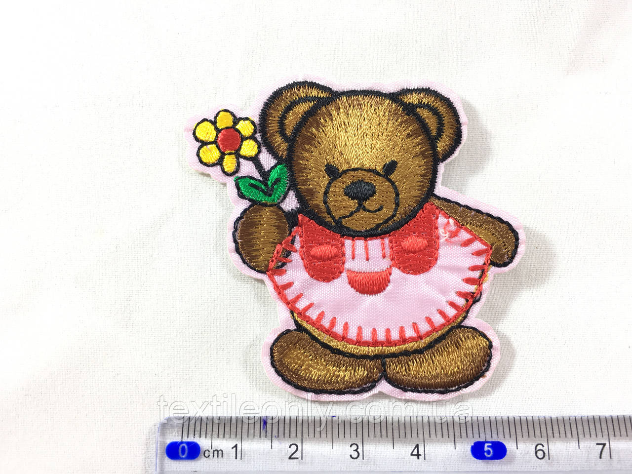 Нашивка Ведмедик із квіточкою 60х60 мм