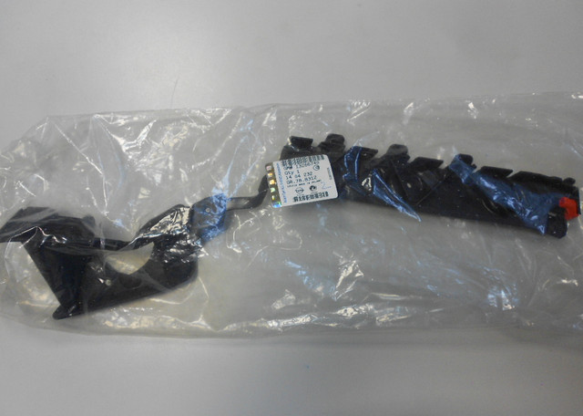 Кронштейн (напрямна, опора) заднього бампера правий крайний (чорний пластиковий) GM 1404232 13266740 13266741 OPEL Astra-J 5 door hatch (хечбек) до