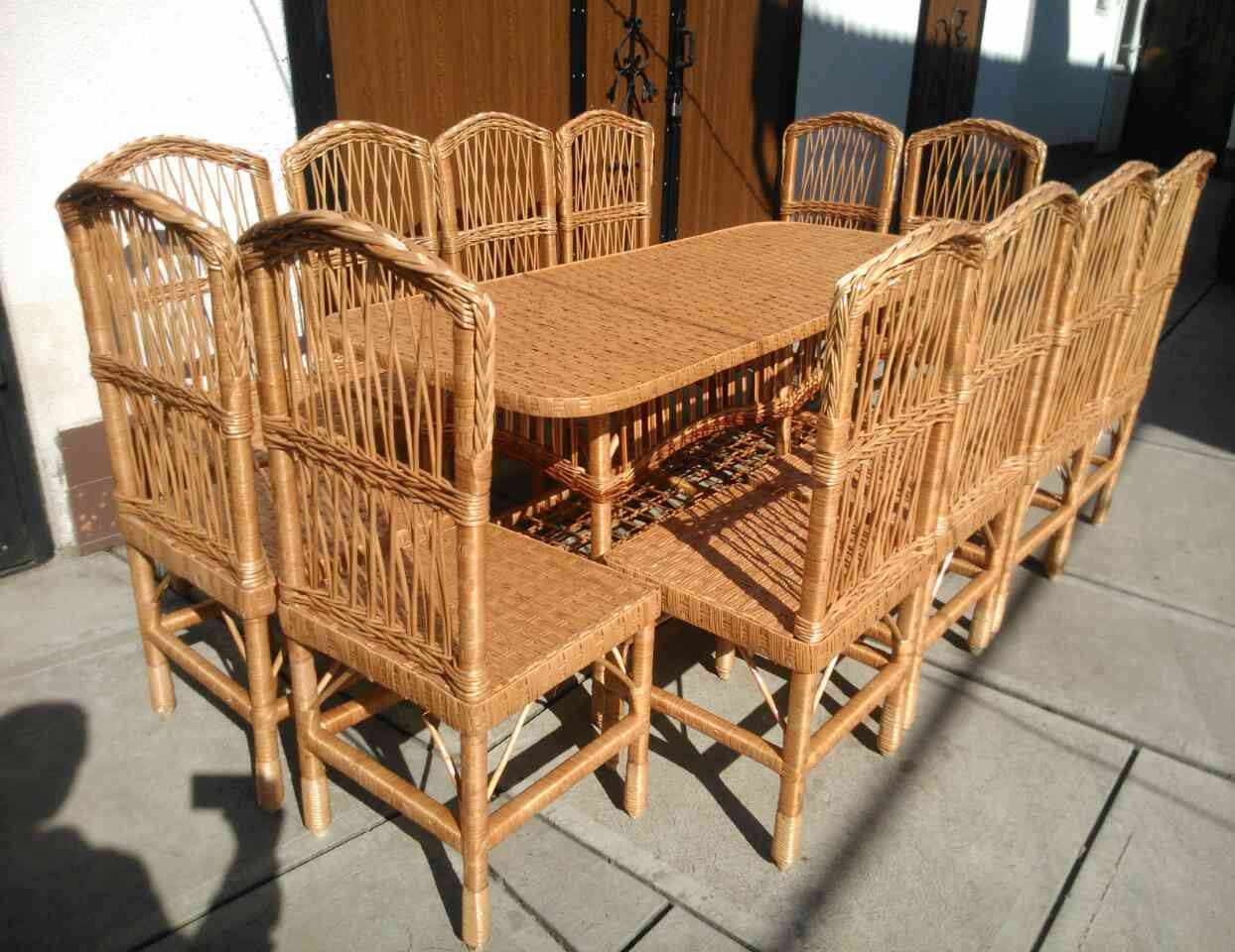 Плетені меблі для їдальні