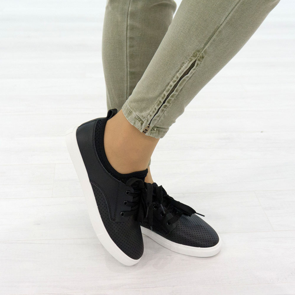 Жіночі кеди зі штучної шкіри маломірні 36 розмір чорні Woman's heel на шнурівці