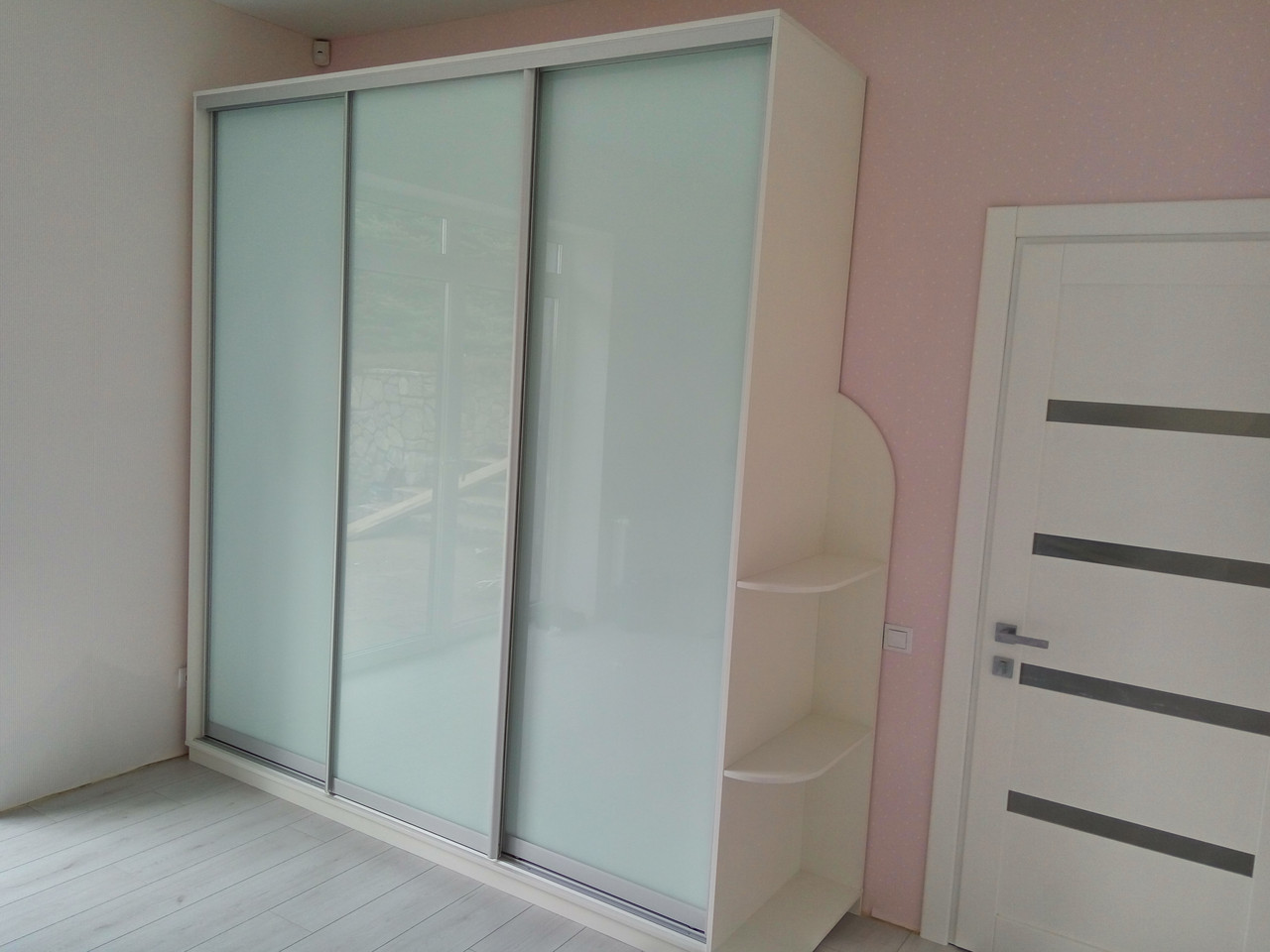 Шафа купе з білого скла