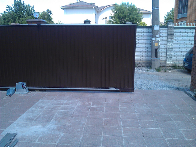 Отканые ворота з заповненням профільним листом і електроприводом Автоматичні ворота з профнастилу