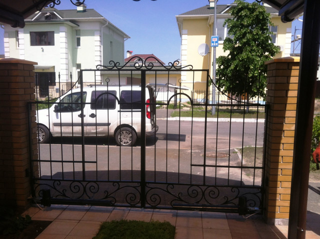 Розпашні гратчасті ворота у двір з металевого прута з автоматикою Автоматичні в'їзні ворота у двір