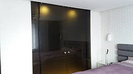 Скляна гардеробна кімната