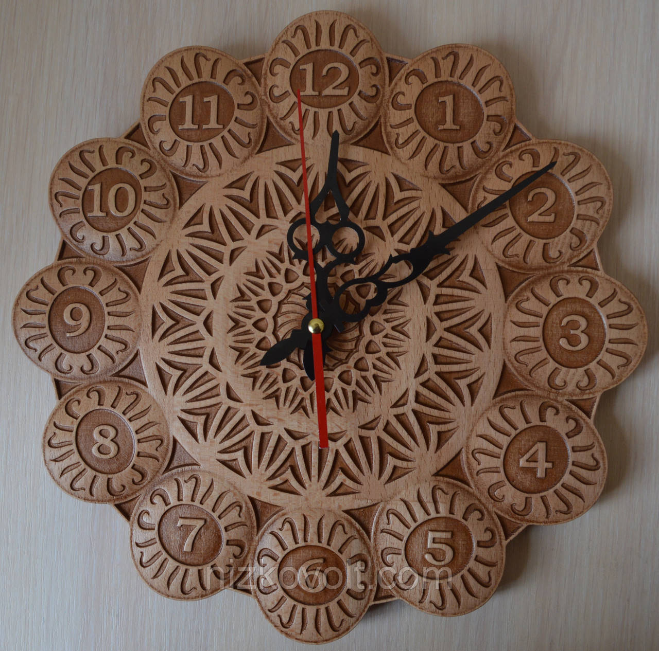 Різьблений годинник з дерева "Квітка" - оригінальний подарунок, фото 1