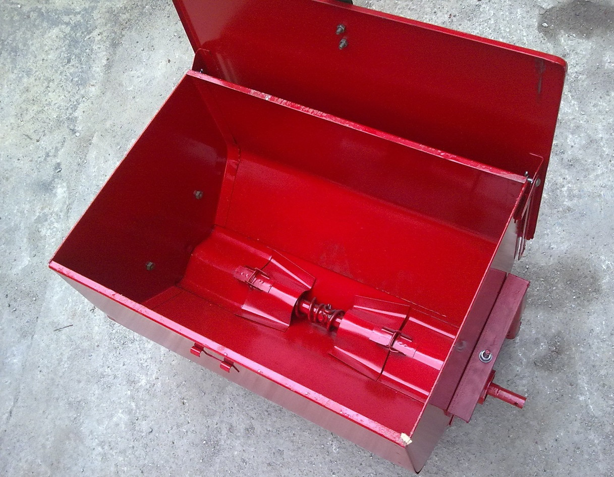 Банку залізна туковая заводська до сівалці СУПН-8, УПС-8 і КРН