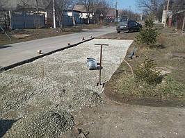 Подсыпание и выравнивание поверхности щебнем, с последующим лёгким уплотнением ручной трамбовкой.