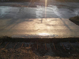 Небольшая особенность. В дальнейшем заказчик планирует бетонировать внутреннюю часть двора, поэтому на месте стыка нынешнего и будущего бетона сделаны выпуски арматуры, чтобы эти бетонные основания впоследствии смогли соединиться.