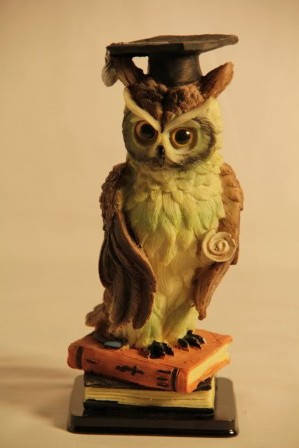 Статуэтка сова на книге Выпусник в академической шапочке