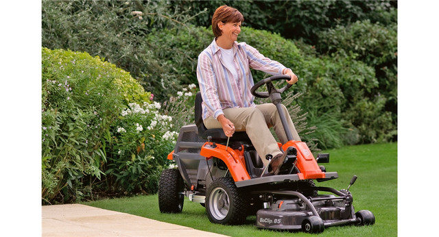 Жінка працює на райдері Хускварна