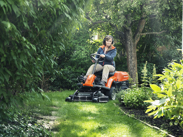 Використання райдера-газонокосарки Хускварна на вузьких ділянках