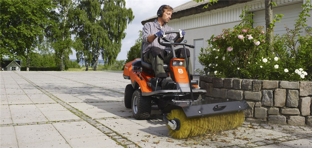 Щітка встановлена на райдер Хускварна