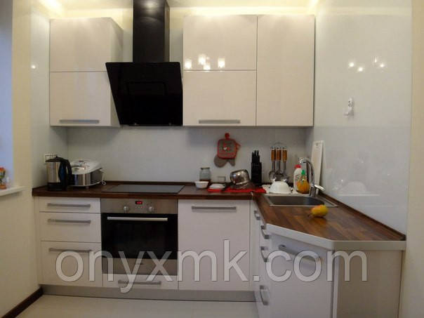 Кутова біла кухня зі стільницею з дерева