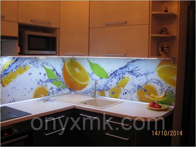 Кутова кухня з мікрохвильовкою в секції