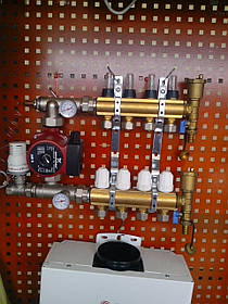 Колектор AquaWorld/Gross на 10 виходів у повному зборі без насоса зі змішувальною групою та витратоюомірами