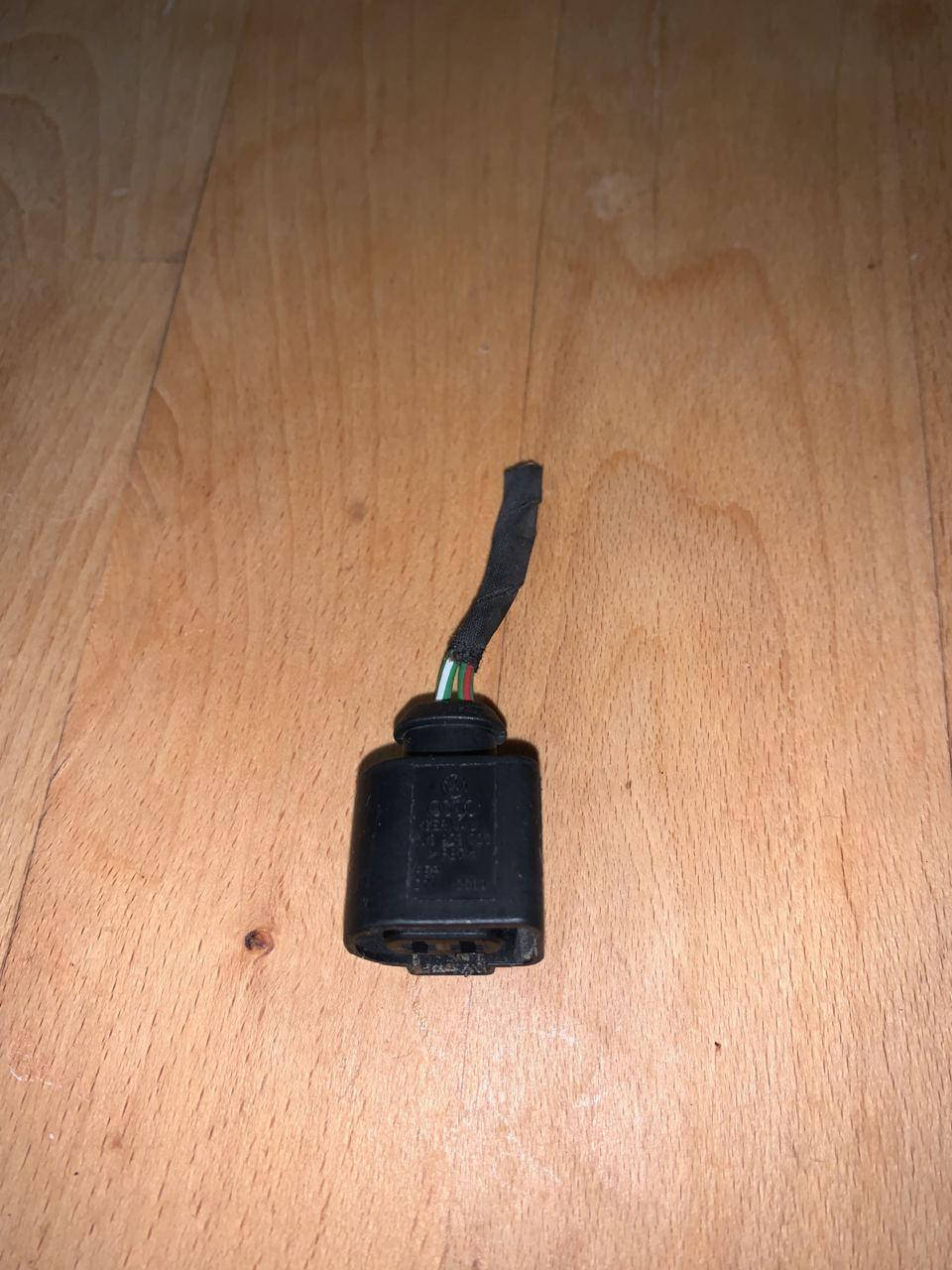 

Корпус разьема стеклоочистителя 1J0 973 722 VW Passat B6 Audi Skoda запчасти б\у шрот