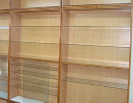 Полиці в шафу зі скла