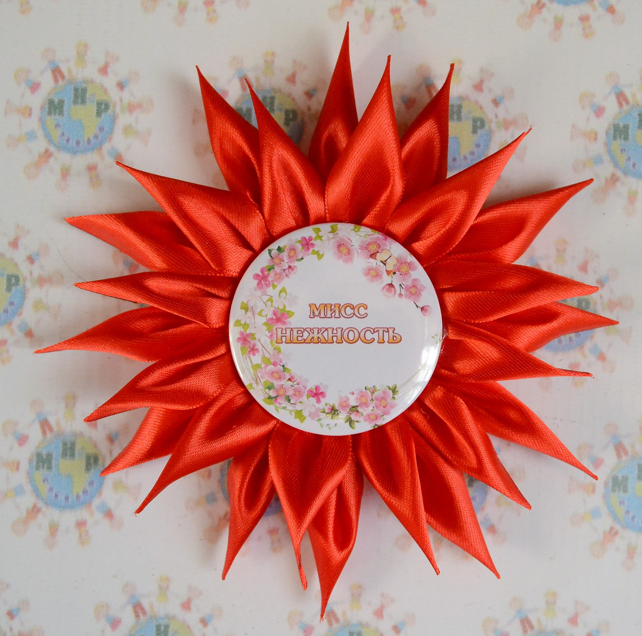 Бутоньерка на руку Выпускник с розеткой Пламя от Мир стендов - 516376300