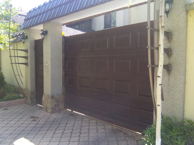 Відкатні ворота з сендвіч-панелі Сучасні в'їзні ворота