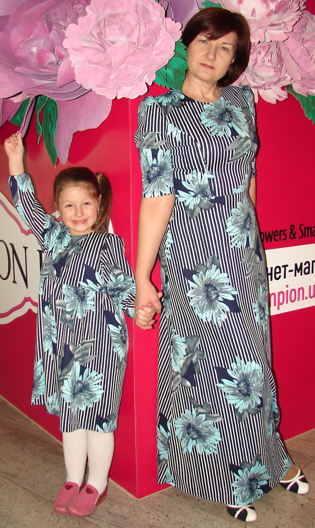 Комплект длинных платьев для мамы и дочки