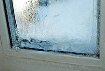 
А с наступлением холодов во многих домах и квартирах окна замерзают.