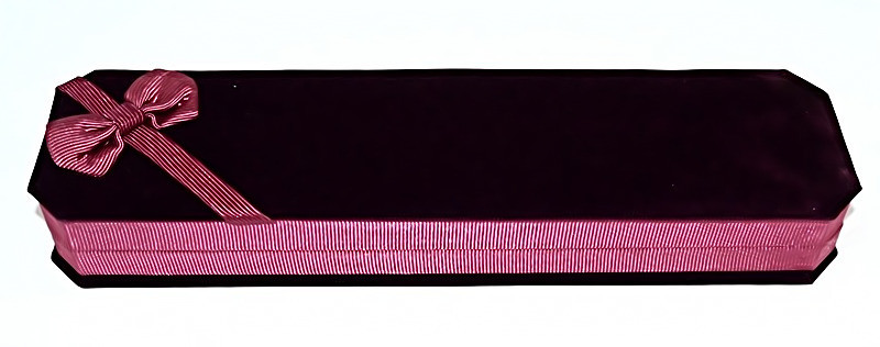 Оксамитова коробочка для браслета чи ланцюжка бордового кольору. Довжина: 23 см. Ширина: 6 см.
