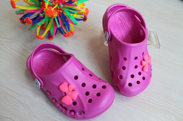 Дитячі малинові крокси style-baby.com