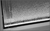 
Влага из воздуха конденсирует на поверхность стекла, окна запотевают. 