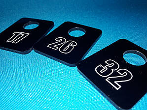 Гардеробний номерок з контурним гравіюванням