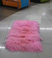 Гарний яскравий килим із шкур лами рожевого кольору