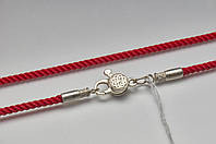 Красный шнурок с серебряной застёжкой