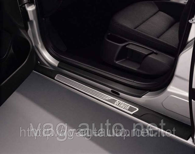 Накладки на пороги Octavia A5