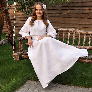 Вишита біла сукня з довгим рукавом