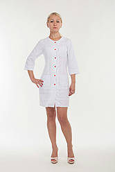 Жіночий медичний халат білого кольору з червоними кнопками (з 42 по 56 р