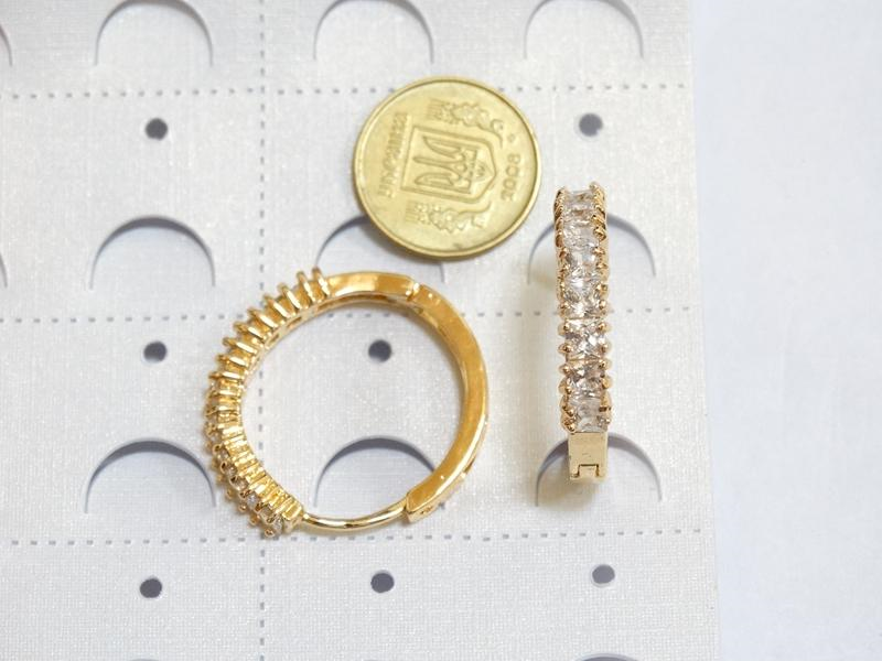 

Серьги с белыми фианитами (гипоаллергенный сплав) цвет золото