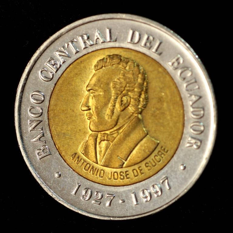 

Монета Эквадора 100 сукре 1997 г. "70 лет Центробанку"