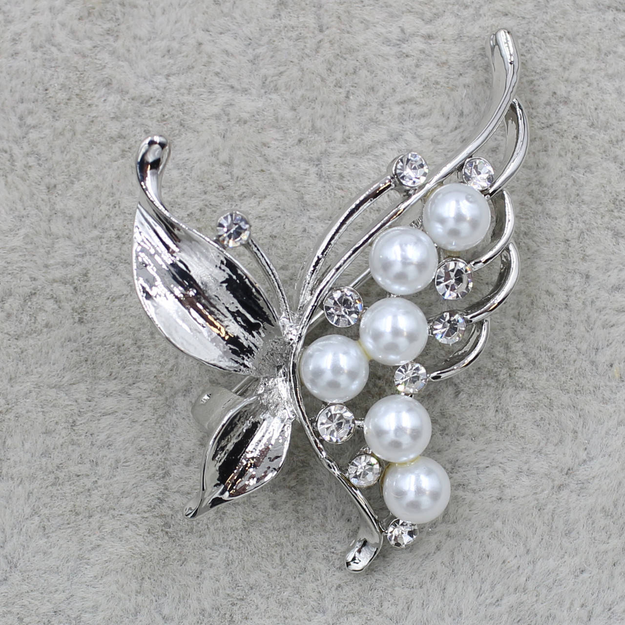 

Брошь металлическая серебристая Бабочка со стразами и жемчугом размер изделия 40х30 мм