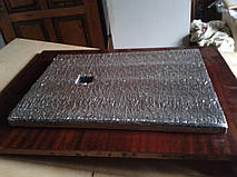 Термосберегающая панель. Для эффективной теплоизоляции на поверхность плёнки, обращённую к стене здания, двухсторонним скотчем для наружных работ надо наклеить специальную, теплоотражающую алюминиевую фольгу.