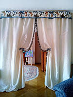 Шторы с подвязками и цветочным принтом